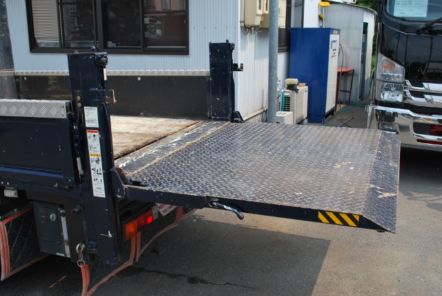 【413】三菱キャンターガッツ　Ｗキャブ　平ボデー　垂直ゲート