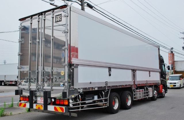 【425】UDトラックス　クオン　低床　冷凍ウイング　ハイルーフ　リアエアサス