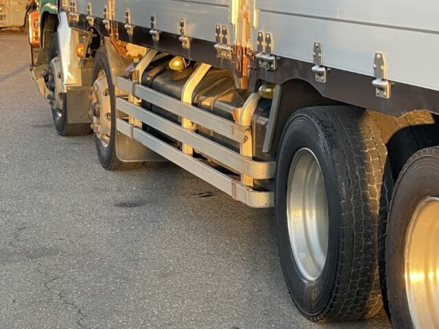 いすゞ　ギガ　冷凍ウィング　リアエアサス　リア門工ステンレス