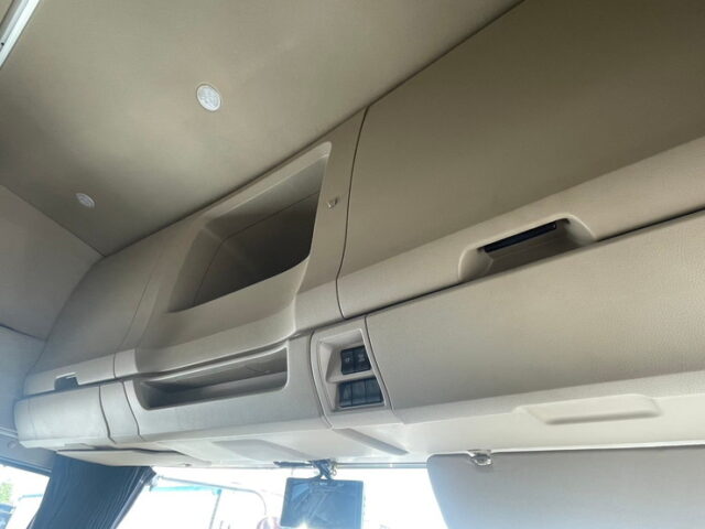 日野　プロフィア　ハイルーフ　ウィング　アルミホイール　ステンレスサイドバンパー　リア門口ステンレス　　