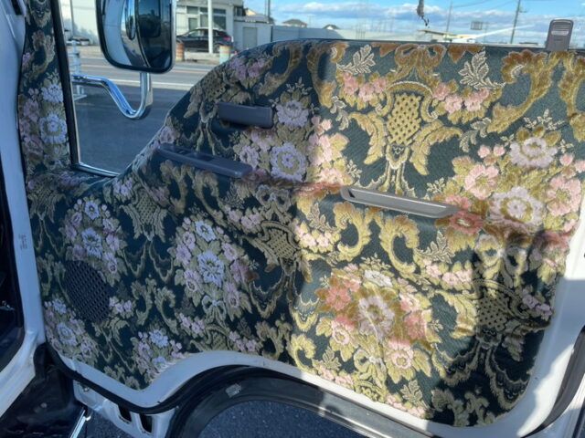 いすゞ　エルフ　平ボディ　5MT　フロントバイザー　プロテク縞板　木床　内装生地張り