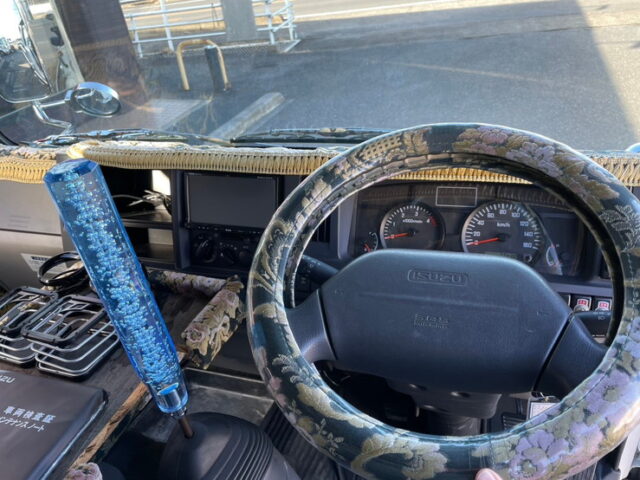 いすゞ　エルフ　平ボディ　5MT　フロントバイザー　プロテク縞板　木床　内装生地張り