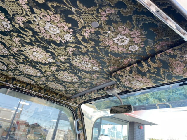 いすゞ　エルフ　平ボディ　5MT　フロントバイザー　プロテク縞板　木床　内装生地張り