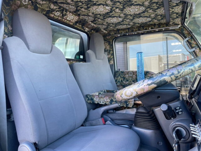 いすゞ　エルフ　平ボディ　5MT　フロントバイザー　プロテク縞板　木床　内装生地張り