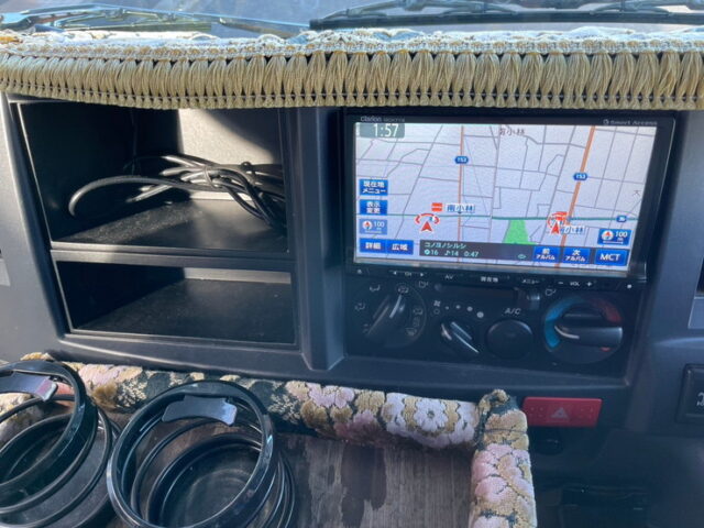 いすゞ　エルフ　平ボディ　5MT　フロントバイザー　プロテク縞板　木床　内装生地張り