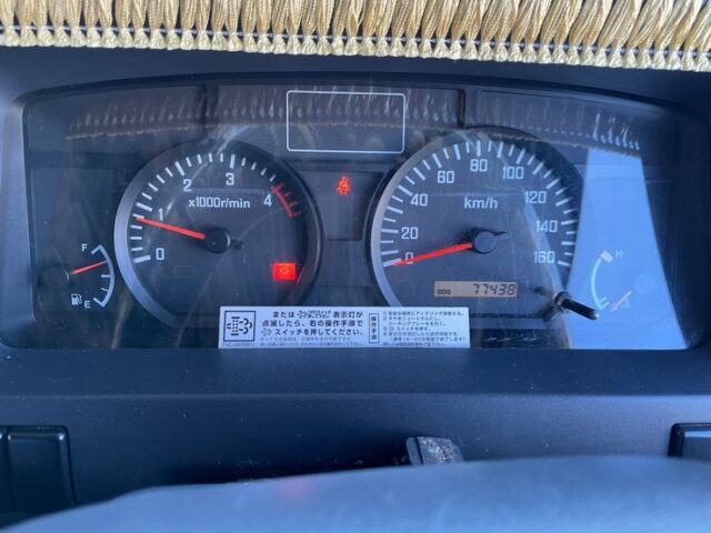 いすゞ　エルフ　平ボディ　5MT　フロントバイザー　プロテク縞板　木床　内装生地張り