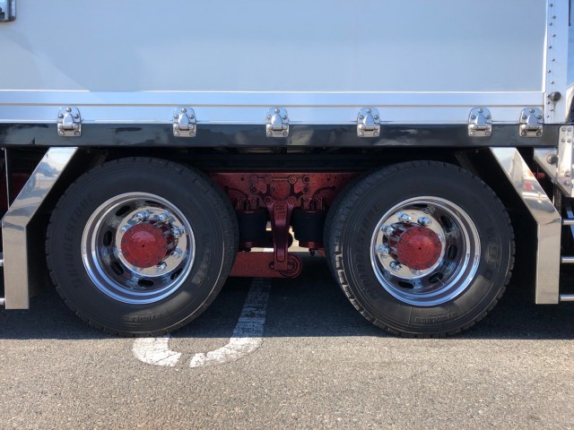 【332】ＵＤトラックスクオン　低床　冷凍ウイング　総輪エアサス　ハイルーフ