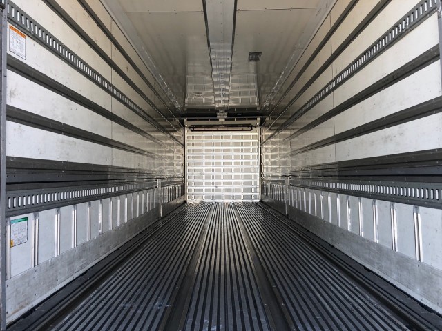 【332】ＵＤトラックスクオン　低床　冷凍ウイング　総輪エアサス　ハイルーフ